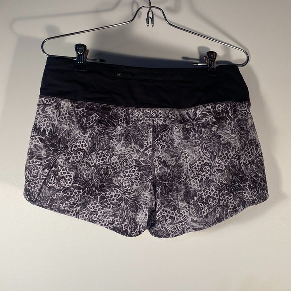 Lululemon Run Times II 4" Chirasu Black Shorts Women Size 6 - Picture 2 of 4